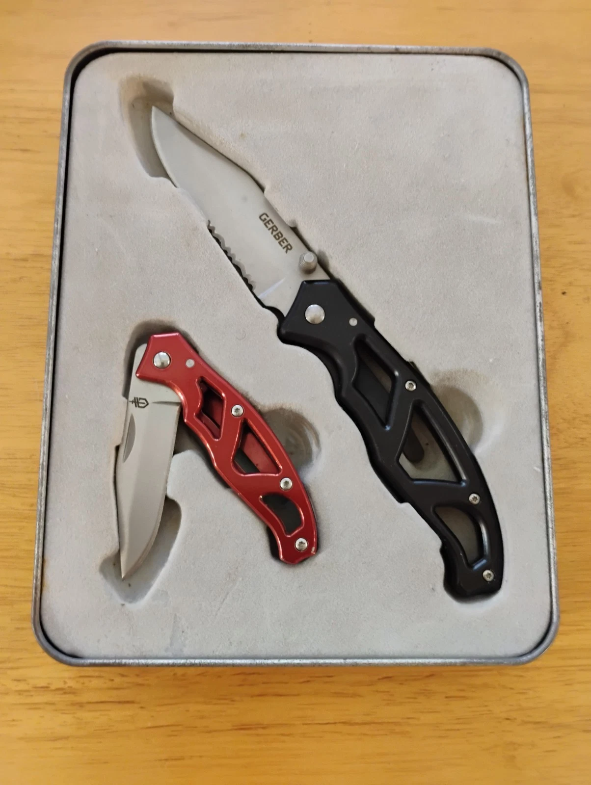 Gerber 2-Knife Folding Pocket Set w/ Tin – Red & Black, Serrated + Plain Edge